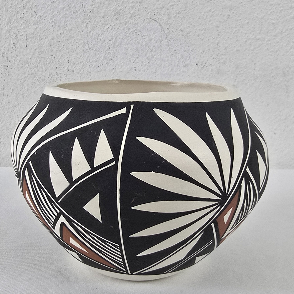 Vintage Hand Painted Acoma Pottery Jar Signed Victorino - Picture 3 of 9